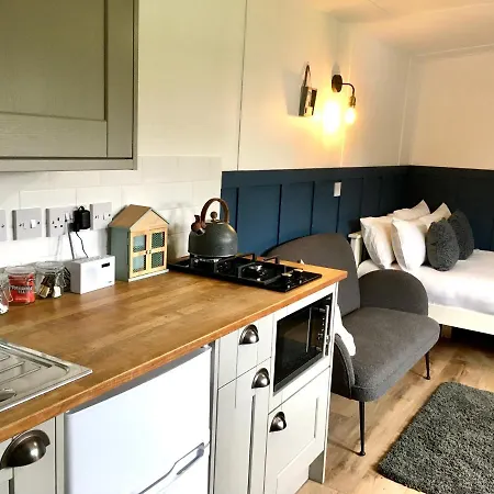 Clay Bank Huts, Roseberry Shepherds Hut Kemping *