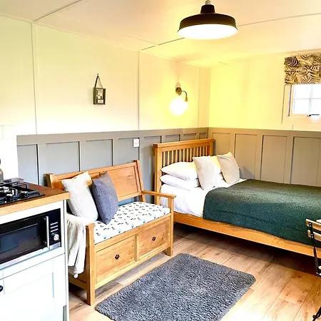 Kemping Clay Bank Huts, Roseberry Shepherds Hut