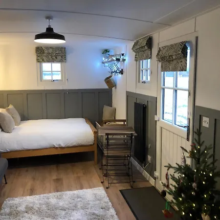 Clay Bank Huts, Roseberry Shepherds Hut * Ingleby Greenhow