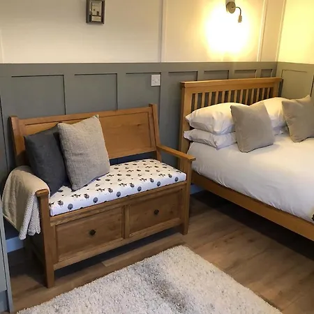 Clay Bank Huts, Roseberry Shepherds Hut 营地